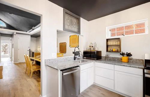 Spacious retreat w private backyard near downtown - Foto 12