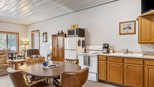 Quiet Riverfront Cabin with Boat Slip Family Friendly Stay in Decatur Nebraska Sleeps 9 - Foto 4