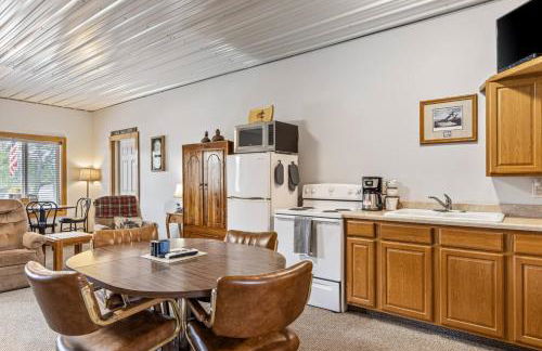 Quiet Riverfront Cabin with Boat Slip Family Friendly Stay in Decatur Nebraska Sleeps 9 - Foto 4