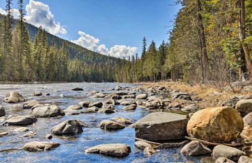 Private Yaak River Hideaway with Deck and Mtn Views! - Foto 28