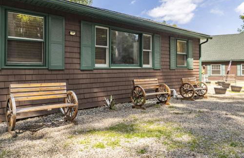 Twin Pines Retreat - Lake, Firepit and Games - Foto 10