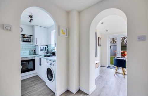 Winslow House - Walking Distance to the High Street - Driveway Parking, Fast WiFi, Smart TV and Self-Check-In by Yoko Property - Foto 17