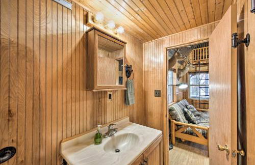 Lakefront Cabin with 2 Lofts, Boats on 4 Acres - Foto 17