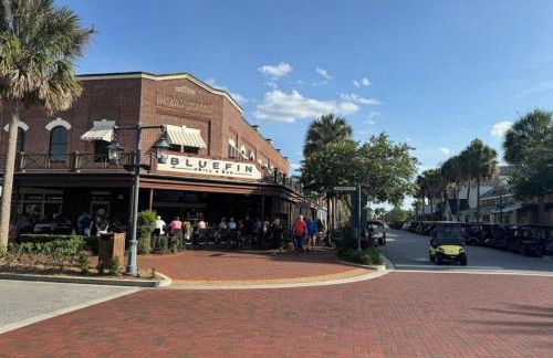 Cozy Oasis in Prime Location with Sunset Lake View, Golf Cart and Bathtub - Foto 35