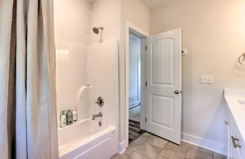 Luxe Lakefront Getaway with Porch and Water View! - Foto 21