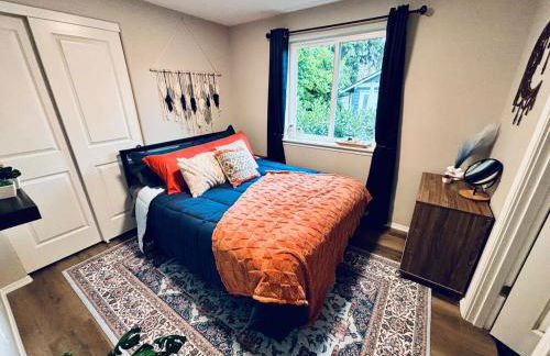 Colorful Comfort 3 Bedroom Home with Fenced yard - Foto 17