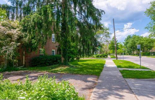 Spacious 4-Bedroom Near Downtown and UM Stadium - Foto 26