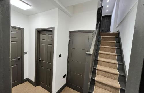 Fabulous 3 Bed Apartment - Near Excel - Sleeps 6 - 8 - Photo 5