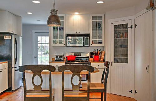 Beautiful Sandy Point Getaway with Wraparound Deck! - Foto 8