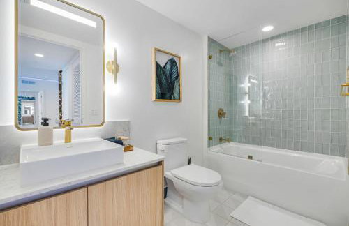 Stunning Lux 2 Bed 2 Bath with Panoramic View from Balcony - Foto 35