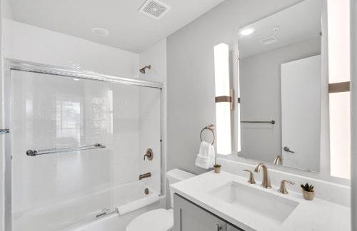 Bywater 2BR w Pool, Gym & King Beds - Foto 19