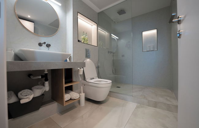 Panoramic Sea View Luxury Suite - Photo 22