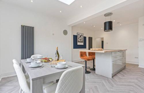 Beautiful House - Sleeps up to 7 - Free Parking, Fast Wifi and Smart TV by Yoko Property - Foto 2