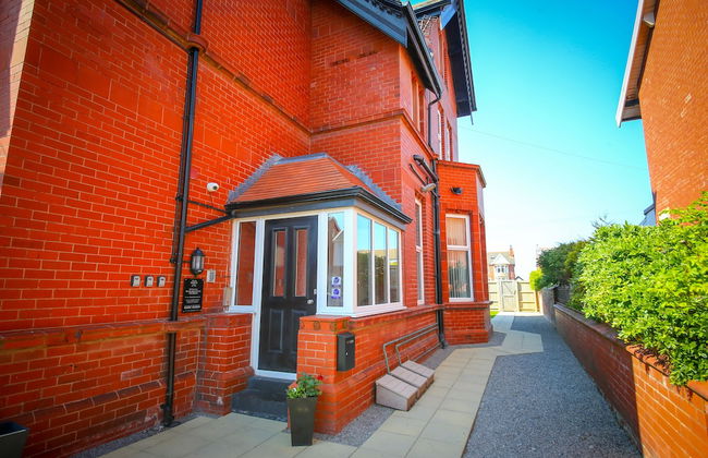 Breck Blackpool - Photo 1