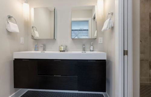 Modern Townhome, Large Game Room with Ping Pong, 10min to Downtown! Sleeps 10! - Foto 25