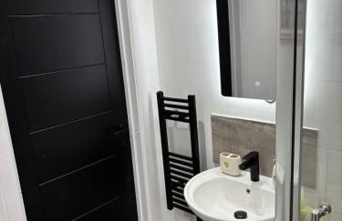 Little Woodlands Chalet with Private Garden & Hot Tub - Foto 25