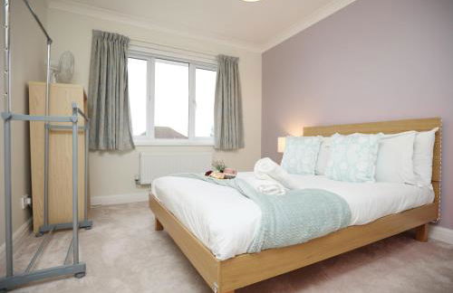 Is Y Coed Place By N And N Stays Ltd, Spacious 5 bed house in Wenvoe Cardiff, With Free Private Parking, Garden and WIFI - Photo 17