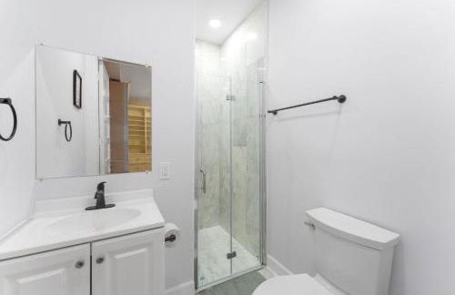 1734 Comfort Stay, 2 Bedrooms, 2 Bath with Kitchen & Wi-Fi - Foto 16