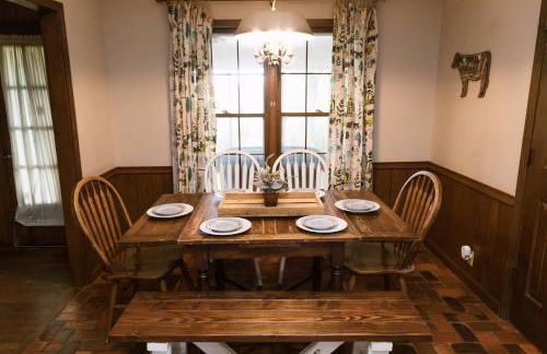 ~ The Cozy Farmhouse ~ | Sleeps 10+ | Farm Views - Foto 4