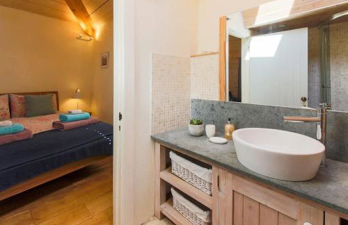 Stunning Old Carthouse with seaview - Photo 13