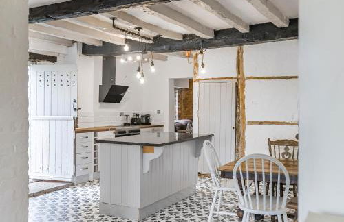 3 Bedroom Country Cottage with Private Garden - Photo 8