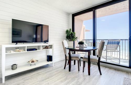 Oceanfront Sunrise Overlooking Pool Walk to shopping dining Sunrise 805 - Foto 6