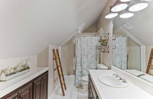 Charming 4BR Wine Country Getaway with Spa & Firepit - Foto 43