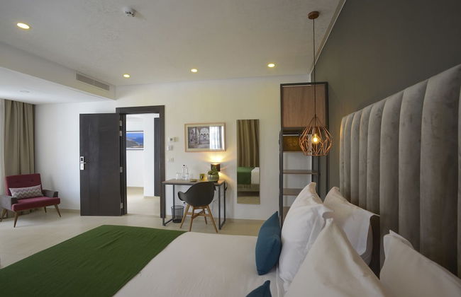 Maia Hotel Suites - Photo 24