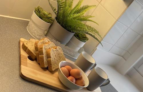 The Ramblers Rest - whole apartment - pet friendly - close to amenities and walks - Photo 9