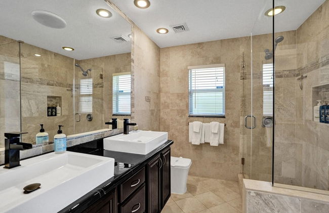 Luxe 4BR Waterfront w Htd Pool 5min to Beach - Foto 40