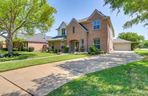 Patio, BBQ and Yard Family Retreat in Pearland - Photo 32