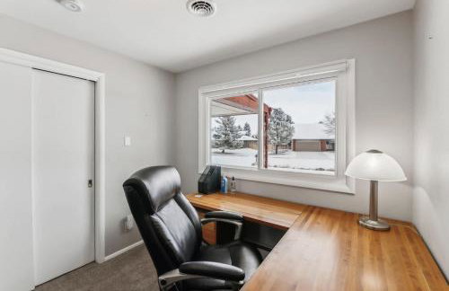 Cozy 3BR Home with BBQ Patio & Gym Near Downtown - Foto 17