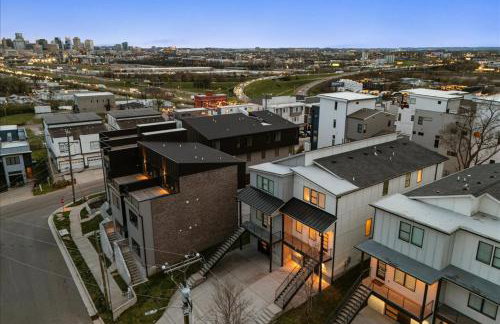 Nash House & Bars of Broadway with Patio Bar and Views! 8min Downtown! Sleeps 12! - Foto 46