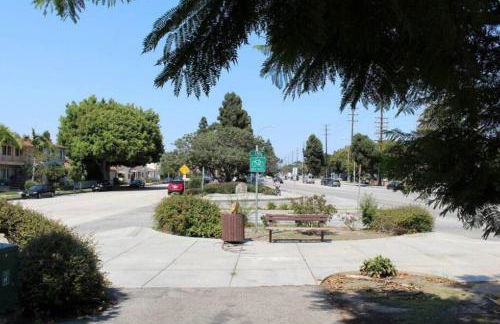 Adorable 2BR-2BA House with EV & Free Parking and Family Friendly in Los Angeles - Photo 72