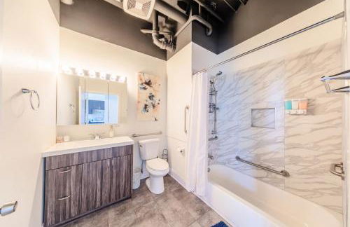 Modern and Bright 2BR on Michigan Ave with Optional Parking and Gym Access Near Soldier Field & Grant Park - Foto 19