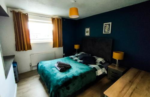 Cozy Four-Bedroom Home with Hot Tub, Garden, CONTRACTORS WELCOME - Close to Shops, Restaurants, Hospital and Park - Photo 7