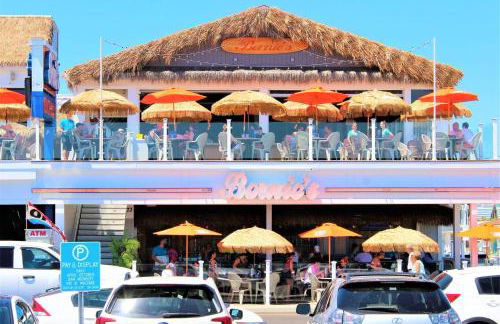 Newly Renovated Private Balcony Steps to Beach - Foto 35