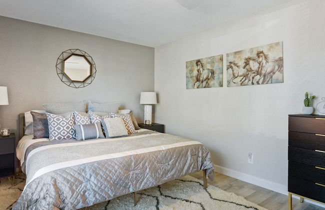 Modern and Stylish Remodeled 4 Bdrm w/ HTD Pool! - Foto 18