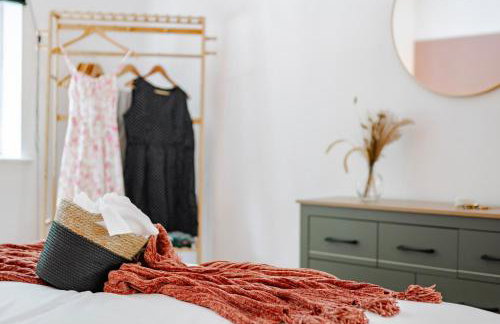 Stylish 5Bedroom Getaway in Quiet Mildenhall Area - Photo 24