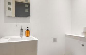 Relaxing and Spacious Kensington Apartment with Patio - Foto 18