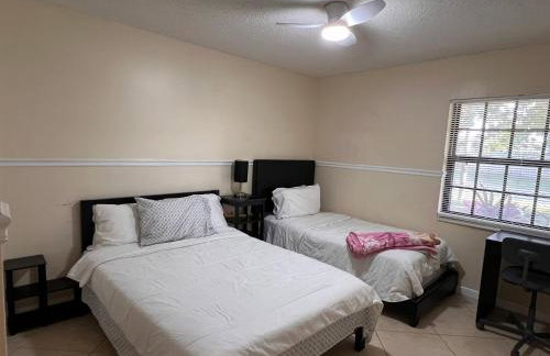 Entire Single Family home 3 bed 2 bath in water front big cozy back yard view - Foto 11