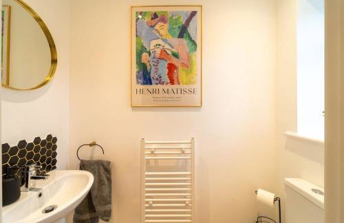 Modern 4-Bedroom Home, Ideal for Relocation, Ideal for Leisure Stays, Guests 8, Free WiFi - Foto 15