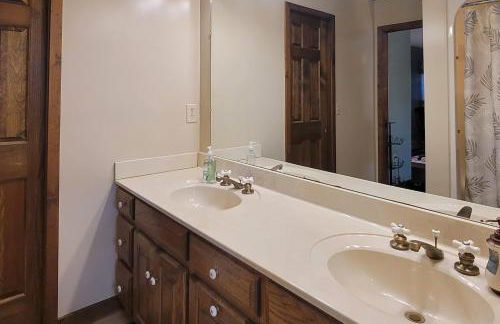 Scenic Lakefront Cabin Dock Water Activities Games - Foto 35