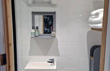 The Nook- Cotswold guest room - Photo 20