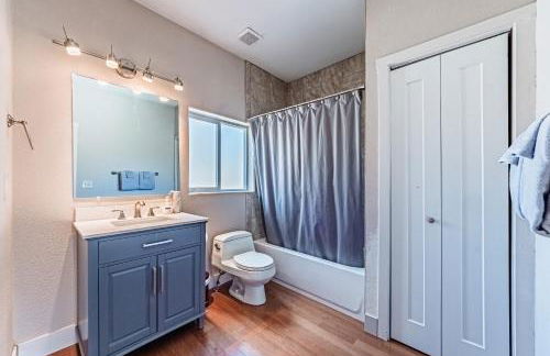 Huge Cozy Home with Many Bedrooms in Ivywild - Foto 79