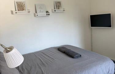 Bright bedroom with king side bed and share bathroom - Photo 4