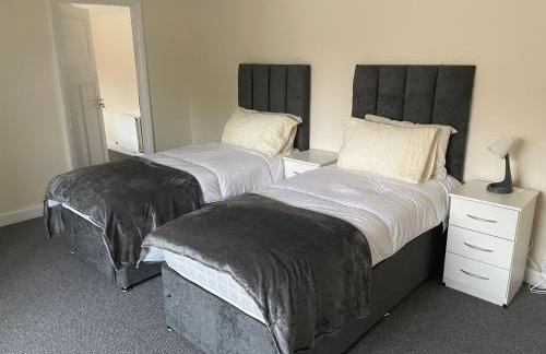 Large 4 Bedroom Sleeps 8, Spacious Apartment for Contractors and Holidays near Bedford Centre - 1 FREE PARKING SPACE & FREE WIFI - Foto 12