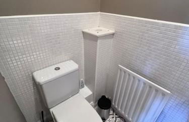 Cute 3 Bedroom House Near Etihad Stadium and CoOp arena with parking - Foto 16