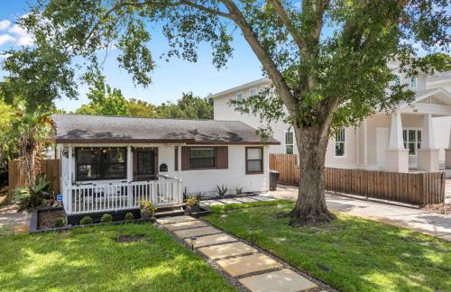 Close to downtown& beach- pool, porch, fenced yard - Foto 17