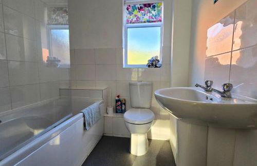 Delightful first floor two bed apartment five minutes walk from Dorking town centre - Foto 7